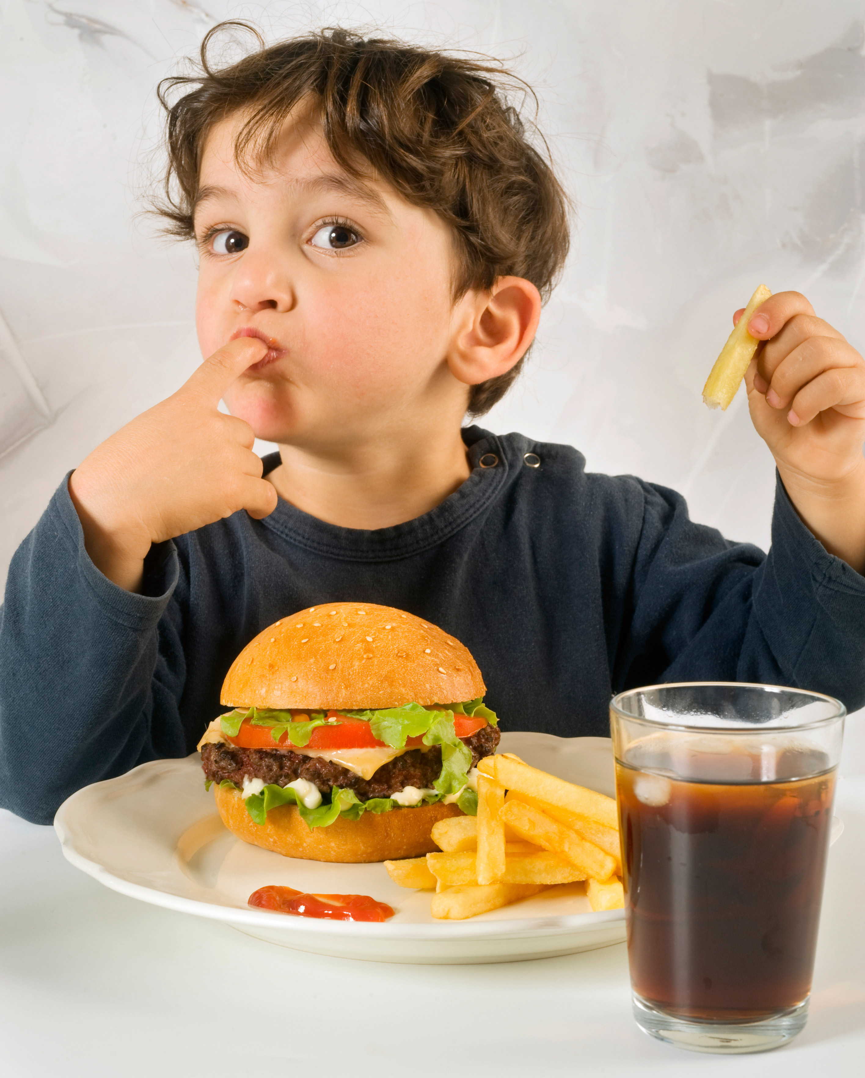 Не вкусно. Неправильное питание. Нездоровая еда для детей. Нерациональное питание. Нерациональное питание у детей.