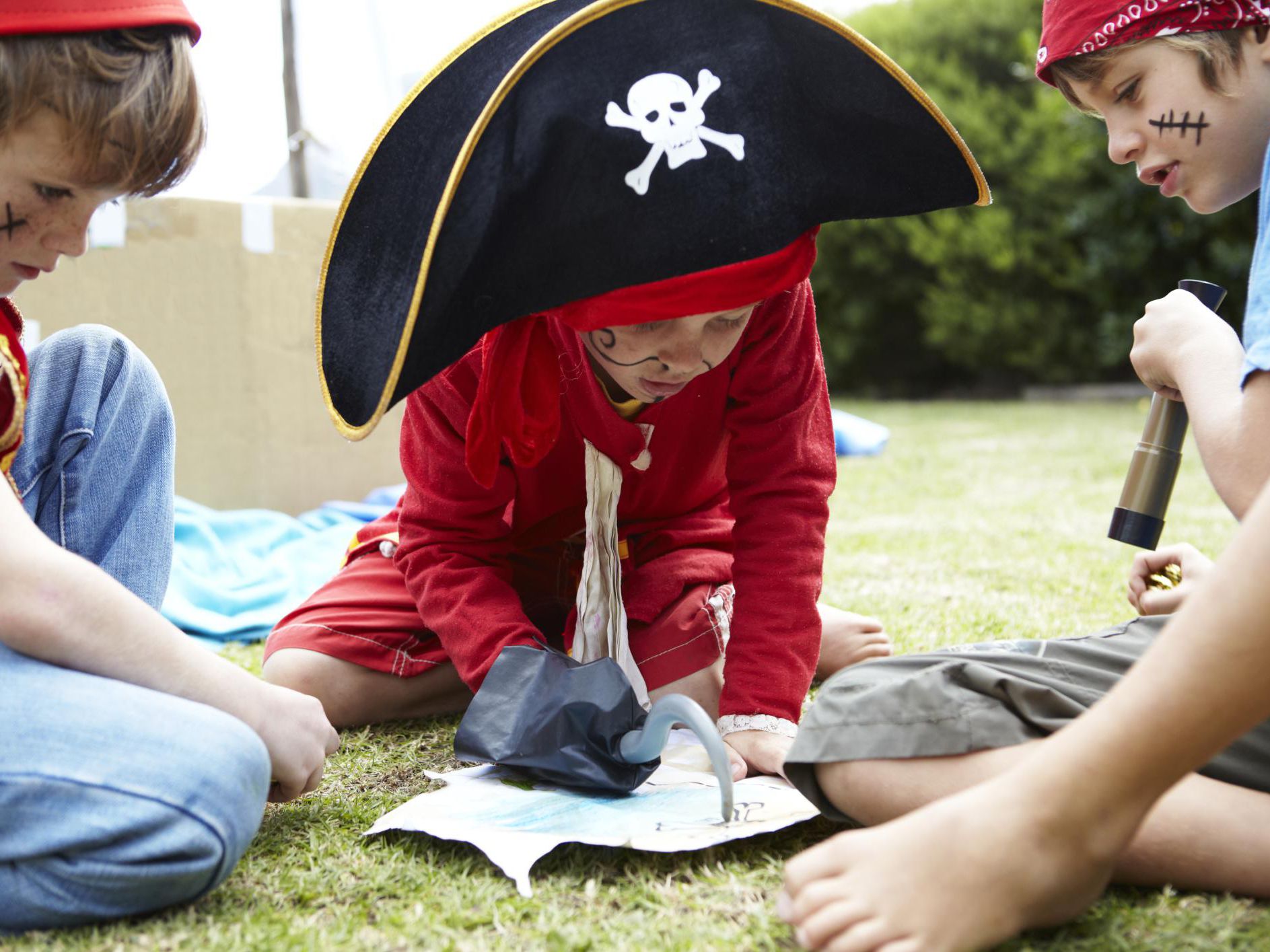 Пиратская квест игра. Дети играют в пиратов. Игра в пиратов для детей. Пиратский квест. Игры про пиратов с детьми на улице.